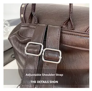 Détails des bretelles réglables et boucles en argent du sac à dos en cuir marron