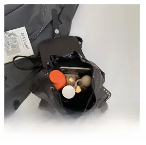 Vue de dessus du grand espace de rangement intérieur du sac à dos riveté marron foncé