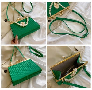 Vues détaillées d'un sac vintage vert à rayures avec décorations en perles et relief