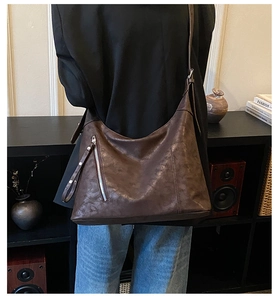 Vue détaillée du grand sac cabas vintage marron avec fermeture éclair et bandoulière