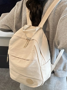 Sac à dos beige minimaliste pour femme grande capacité en nylon durable pour le voyage