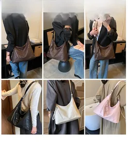 Collage de grands sacs hobo en quatre couleurs présentés sous divers angles par le mannequin