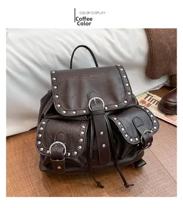 Détail du sac à dos en cuir PU marron avec motif litchi, rivets et boucles argentées