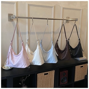 Détail de cinq couleurs de grands sacs fourre-tout croissants avec glands et bandoulière