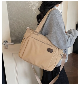Vue arrière détaillée d'un grand sac cabas beige avec bretelles réglables amovibles