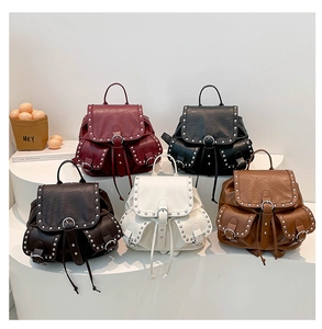 Détail de sacs à dos vintage en similicuir avec rivets argentés en cinq coloris variés