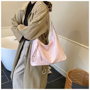 Détail du grand sac cabas rose avec texture plissée et bandoulière réglable