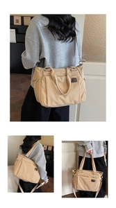 Détails du grand sac cabas en nylon kaki avec poches zippées et bandoulière réglable