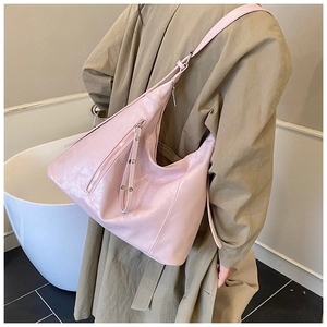 Détail du sac cabas en cuir rose clair à grande capacité avec fermeture éclair décorative