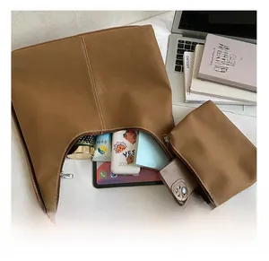 Détail de la capacité intérieure du sac cabas marron avec ordinateur et objets