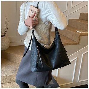 Vue détaillée du grand sac cabas noir en cuir avec fermeture éclair et rivets vintage