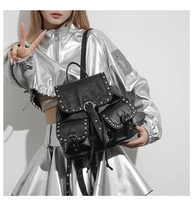 Vue détaillée du sac à dos punk en cuir noir à rivets porté par le mannequin