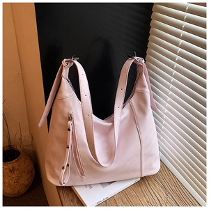 Détail du grand sac hobo rose clair en cuir synthétique texturé avec fermeture éclair argentée