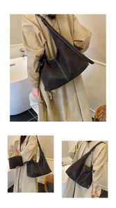 Détail du sac Hobo vintage marron avec surpiqûres blanches contrastées et petite pochette