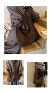 Détails du sac Hobo marron foncé avec surpiqûres blanches et large bandoulière