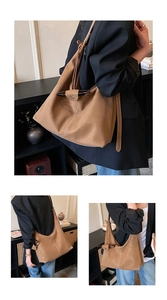 Détail macro du sac cabas en daim marron avec surpiqûres blanches et bandoulière à nouer
