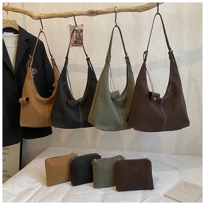 Détail du sac rétro avec surpiqûres contrastées et petit porte-monnaie assorti