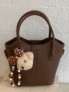 Damen Frühling PU Leder Beuteltasche Mit Großer Kapazität Litschi Struktur Schulter Umhängetasche Mit Bären Anhänger