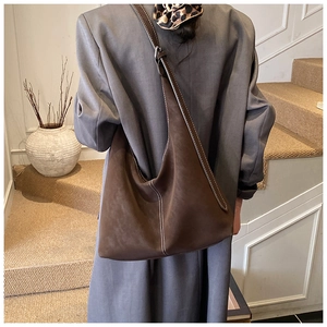 Gros plan d'un grand sac hobo marron avec des coutures contrastées blanches élégantes