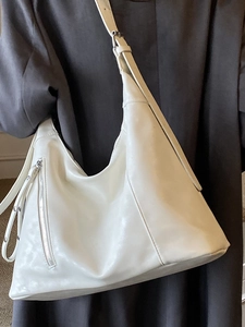 Sac hobo blanc élégant de grande capacité en cuir souple avec détail de zip latéral