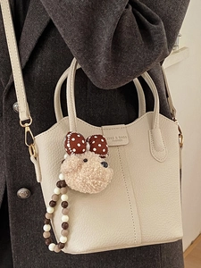 Schicke beige Beuteltasche mit Litschi-Struktur, Plüschbär-Anhänger und Perlendekor