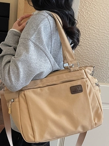 Grand sac fourre-tout kaki avec bandoulières réglables et plusieurs poches pour trajets