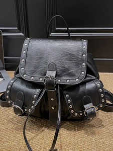 Sac à dos rétro noir pour femme avec clous argentés et design de style punk contemporain