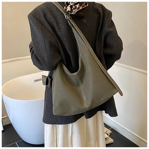 Détail du sac hobo vert olive montrant les surpiqûres et la texture en similicuir