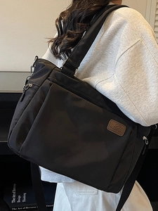 Grand sac fourre-tout noir en nylon pour femme avec poches multiples et logo en cuir