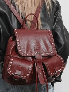 Sac à dos vintage en cuir PU bordeaux avec rivets argentés et boucles métalliques