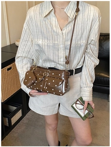 Braune Polka-Dot Umhängetasche Detail mit Vordertaschen und Herz-Anhängern-Charme