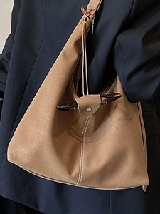 Sac cabas vintage en daim marron avec coutures contrastées et bandoulière à nœuds décoratifs