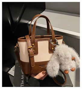 Détail du mini sac cabas rétro avec breloque lapin en peluche et métal bronzé