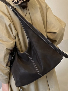 Grand sac fourre-tout vintage marron foncé avec coutures blanches et manteau beige
