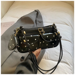 Schwarze Retro-Umhängetasche mit weißen Punkten, Herzanhänger und goldenen Schnallen-Details