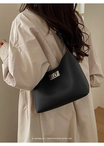 Detailed view of the black lychee pattern leather shoulder bag with silver turn-lock