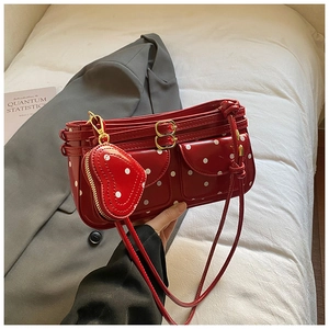 Retro rote Umhängetasche mit Punkten, Fronttaschen und herzförmigem Anhänger