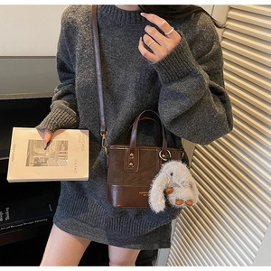 Sac seau marron en bandoulière avec un charmant lapin en peluche et sangle ajustable