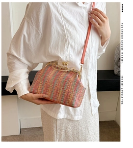 Détail d'un sac de soirée en tweed avec fermoir nœud en strass doré élégant