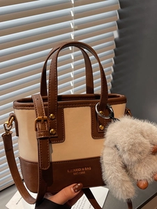 Sac Seau en Cuir PU Rétro pour Femmes Sac à Main de Mode Contraste Sac Bandoulière Décontracté Avec Pendentif Lapin en Peluche