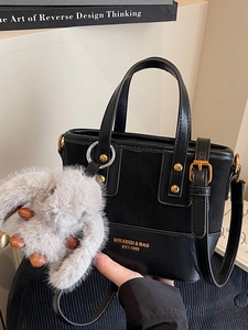 Sac seau rétro noir avec rivets dorés et breloque lapin en fausse fourrure grise