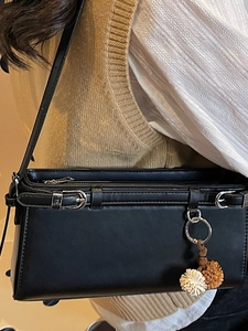 Retro large capacity black shoulder bag for women with silver buckle and bag charm