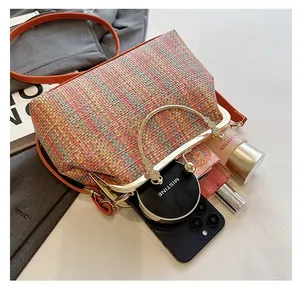 Vue détaillée de l'intérieur du sac tissé montrant l'espace pour cosmétiques