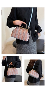 Détail du sac docteur en tweed avec poignée dorée et bandoulière en cuir bleu en décor