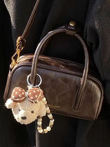 Sac bowling en cuir marron foncé avec charmant ours en peluche et nœud élégant