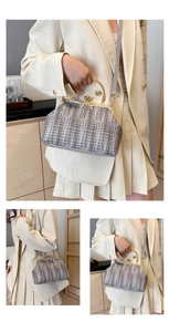 Vue détaillée du sac en tweed gris avec cadre doré et fermoir nœud en cristal brillant