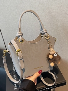 Secchiello da Donna con Stampa Leopardata Borsa a Mano in Pelle PU con Ciondolo Mostro di Peluche Manico a Nodo Borsa a Tracolla Casual