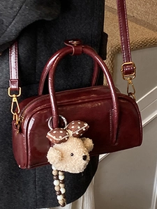 Sac bowling bordeaux élégant en cuir brillant avec charmant ours en peluche pour l'hiver