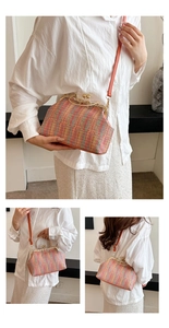 Détails de la broderie et du fermoir doré de ce sac à bandoulière au style vintage