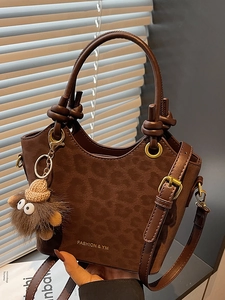 Elegante borsa a secchiello leopardata con ciondolo peluche e tracolla regolabile